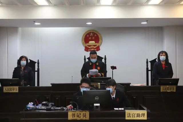 拉卡拉pos机个人办理_获刑十六年！北京首例“自洗钱”案宣判(图1)